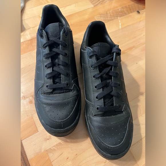 All black Adidas - Picture 1 of 5